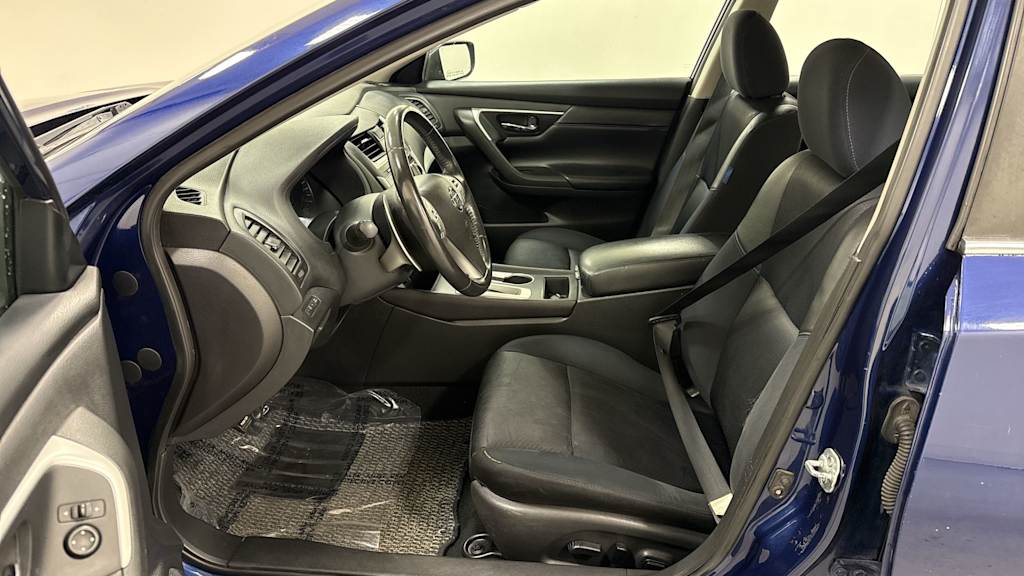 Thumbnail: 2017 Nissan Altima - 10