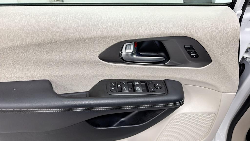 Thumbnail: 2023 Chrysler Pacifica - 24