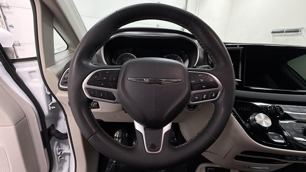 Thumbnail: 2023 Chrysler Pacifica - 9