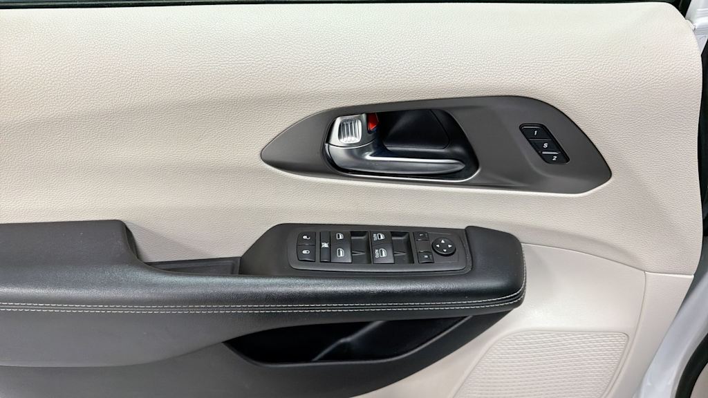 Thumbnail: 2022 Chrysler Pacifica - 25