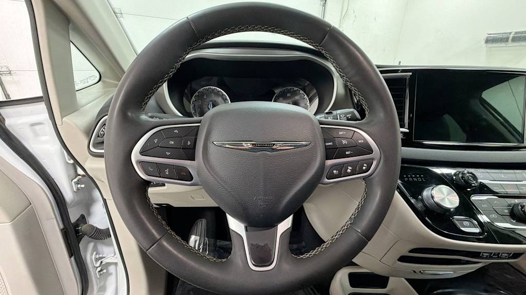 Thumbnail: 2022 Chrysler Pacifica - 10