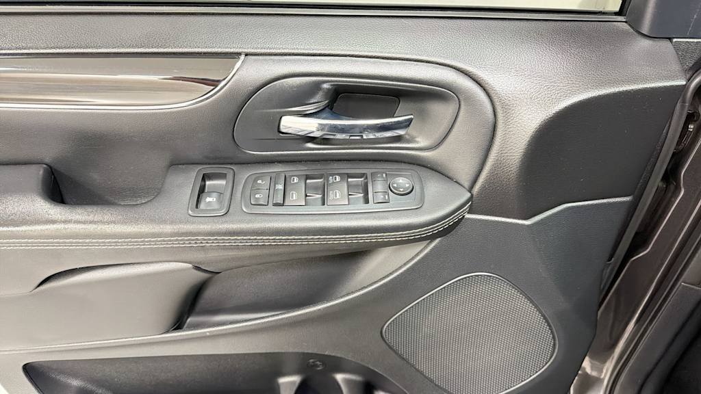 Thumbnail: 2017 Dodge Grand Caravan - 23
