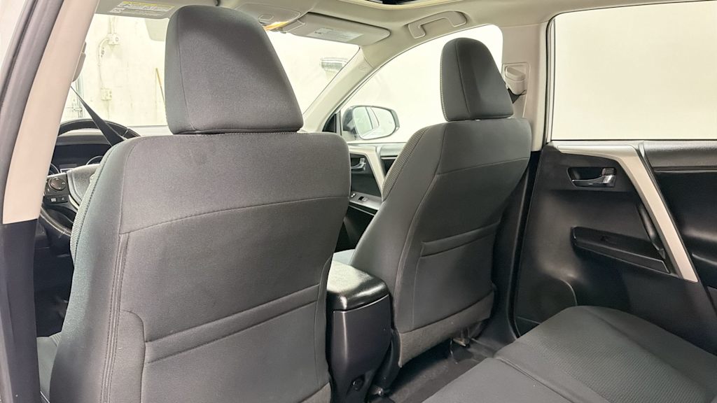 Thumbnail: 2018 Toyota RAV4 - 30