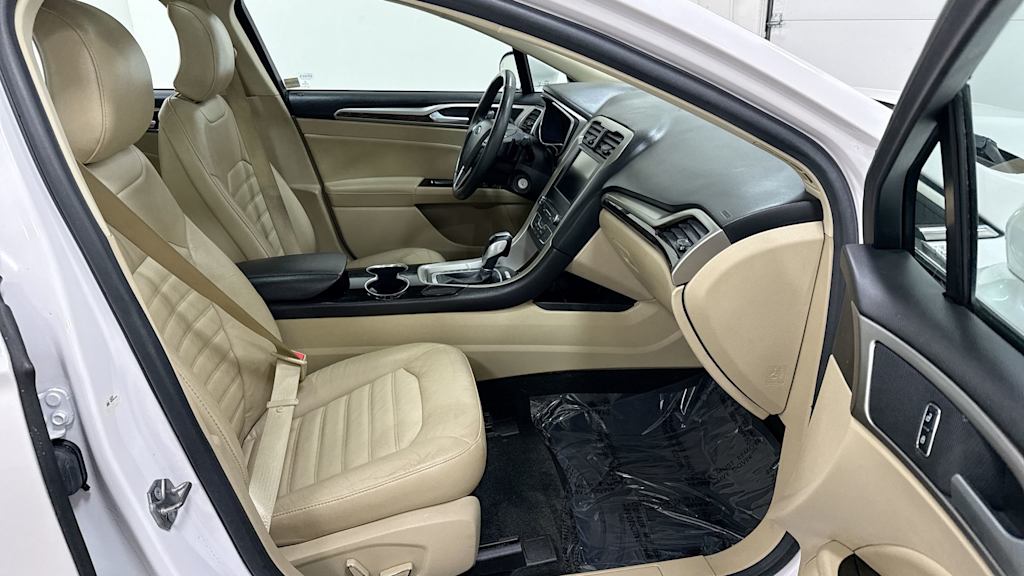 2016 Ford Fusion SE 10