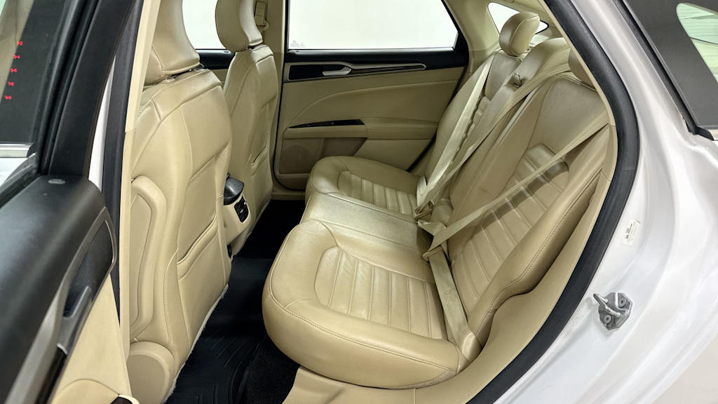 2016 Ford Fusion SE 11