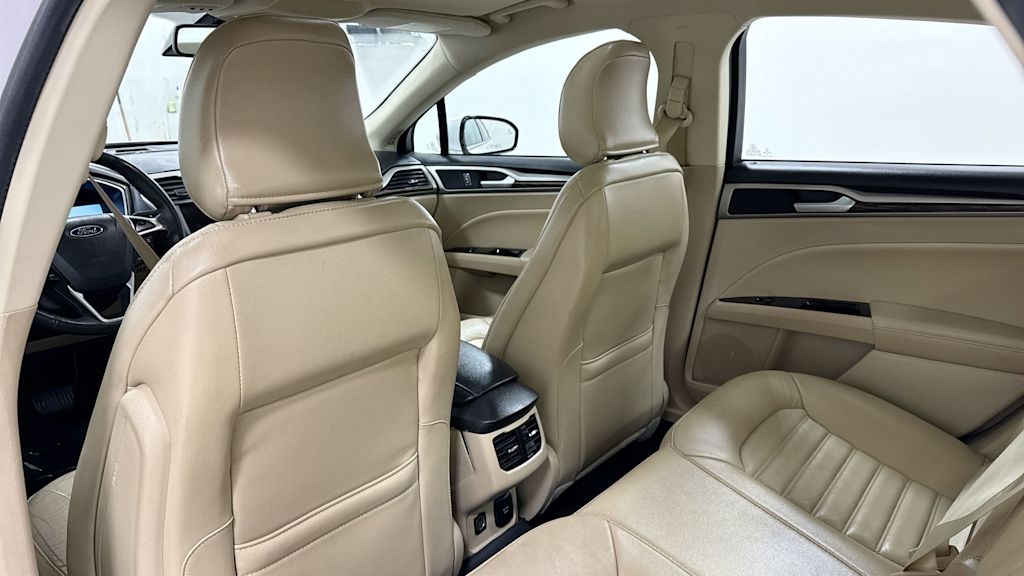 2016 Ford Fusion SE 32