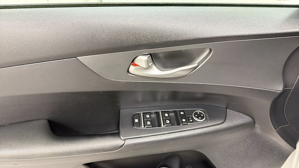 Thumbnail: 2021 Kia Forte - 25