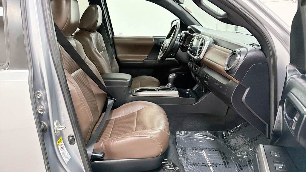 Thumbnail: 2016 Toyota Tacoma - 32