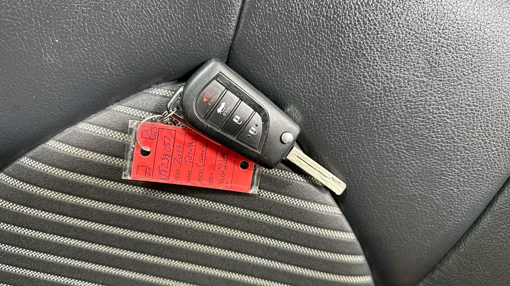 2019 Toyota Camry SE 19