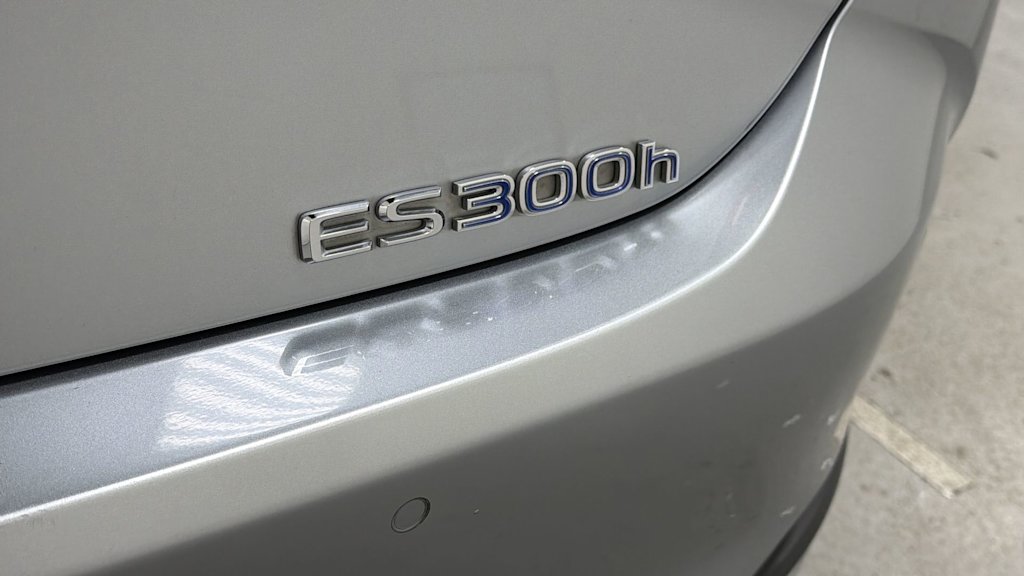 Thumbnail: 2022 Lexus ES - 31