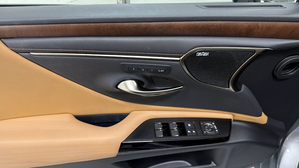 Thumbnail: 2022 Lexus ES - 24
