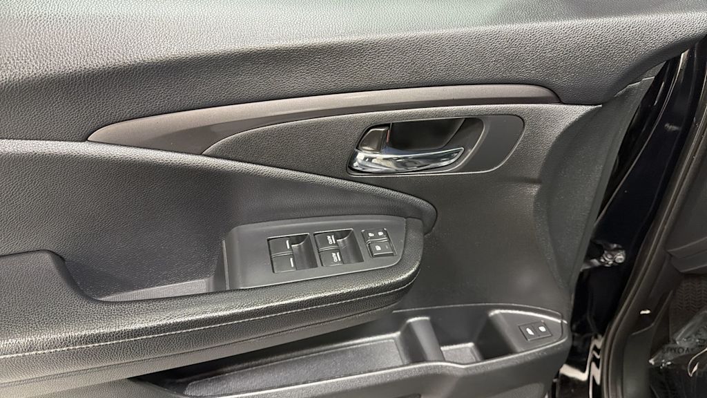 Thumbnail: 2017 Honda Pilot - 26