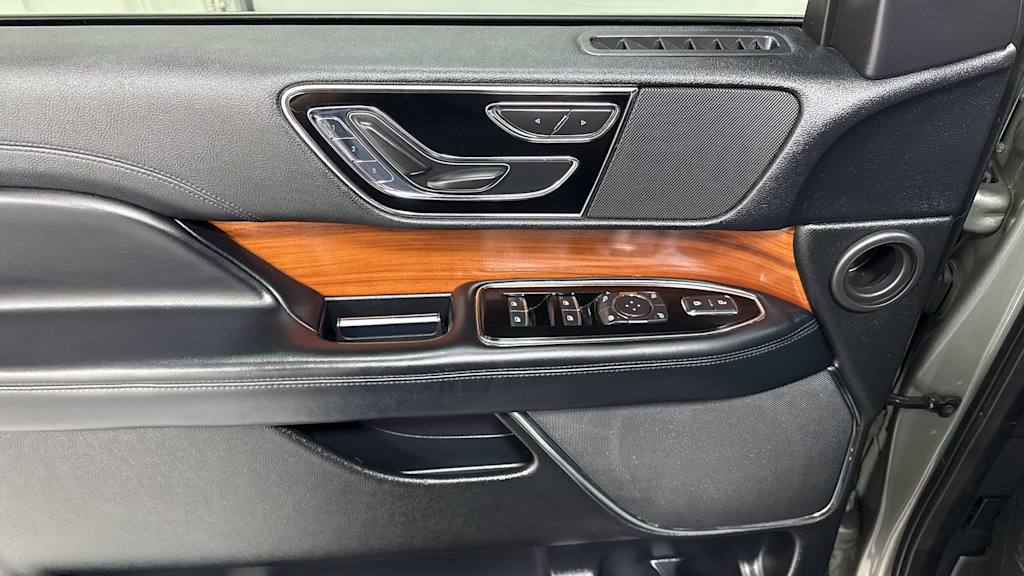 Thumbnail: 2019 Lincoln Navigator - 26