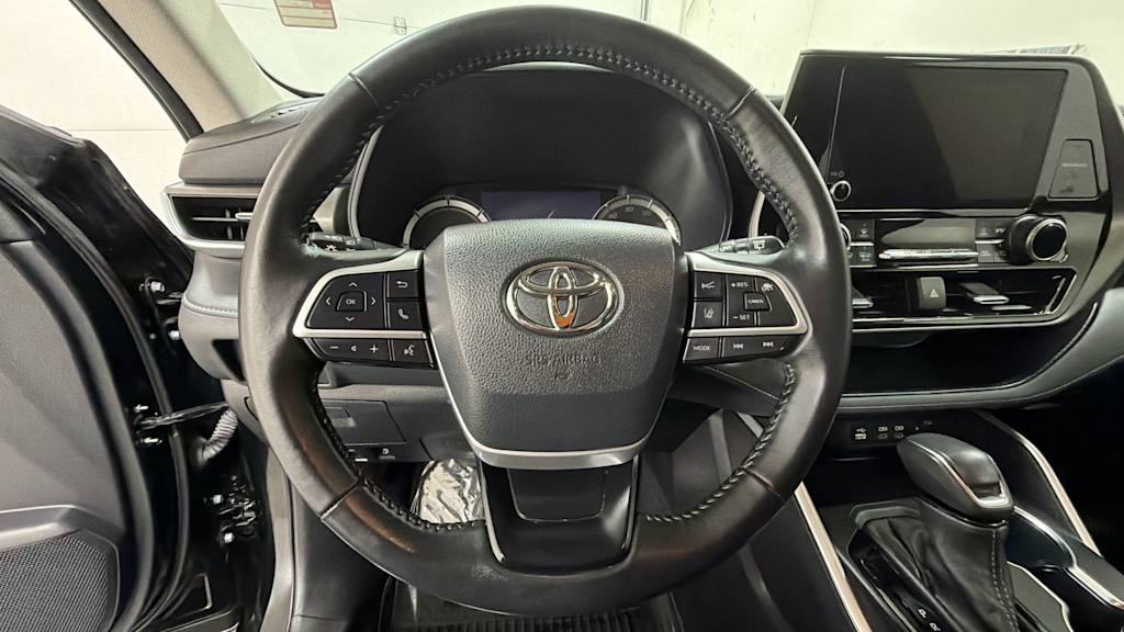 Thumbnail: 2023 Toyota Highlander - 9