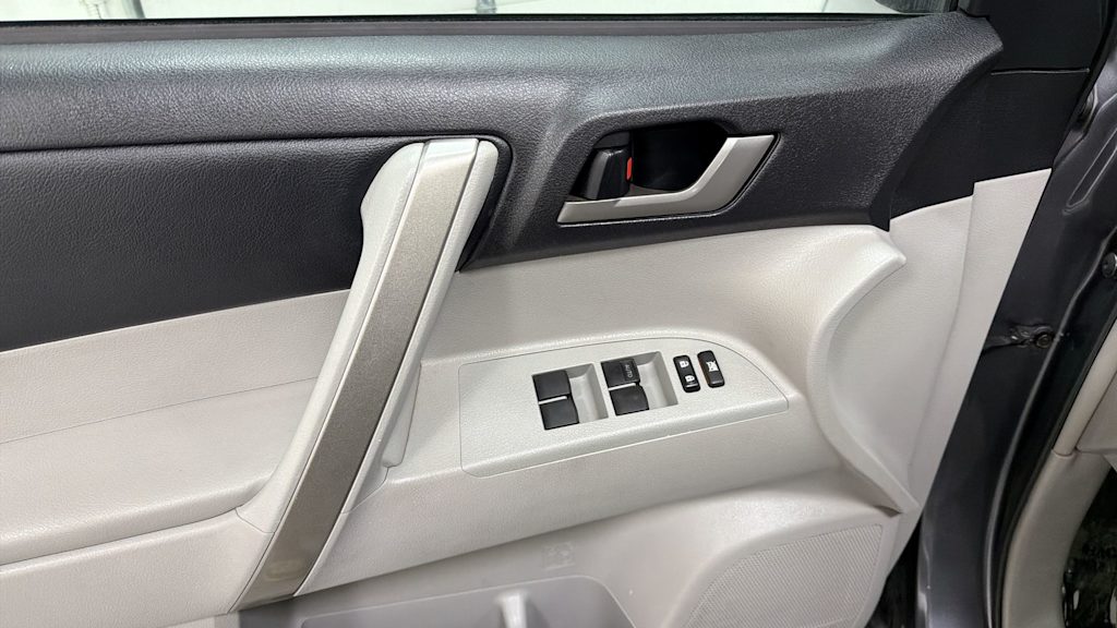 Thumbnail: 2013 Toyota Highlander - 26
