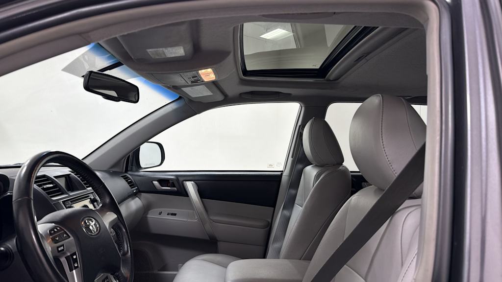 Thumbnail: 2013 Toyota Highlander - 30