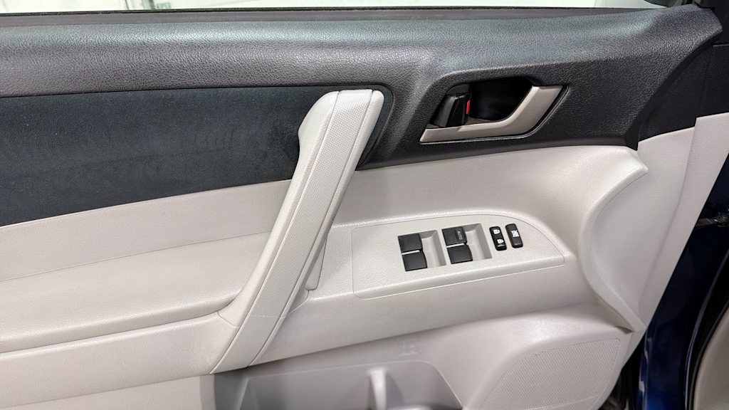 Thumbnail: 2011 Toyota Highlander - 25