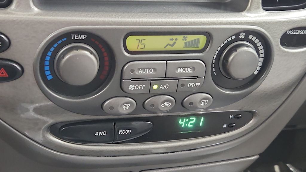 Thumbnail: 2002 Toyota Sequoia - 27