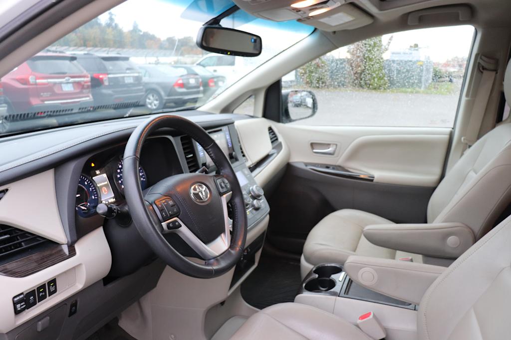 Thumbnail: 2017 Toyota Sienna - 2