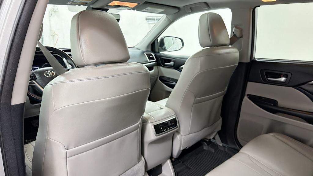 Thumbnail: 2018 Toyota Highlander - 32