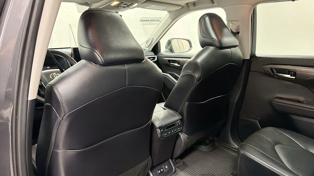 Thumbnail: 2021 Toyota Highlander - 32