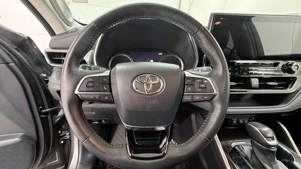 Thumbnail: 2021 Toyota Highlander - 10