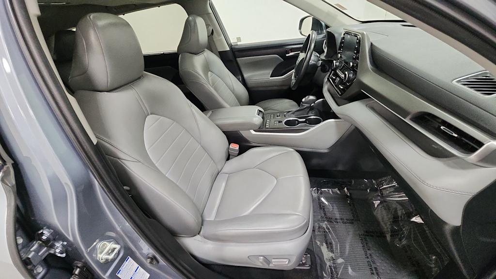 Thumbnail: 2022 Toyota Highlander - 33