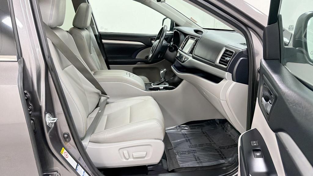 Thumbnail: 2017 Toyota Highlander - 33
