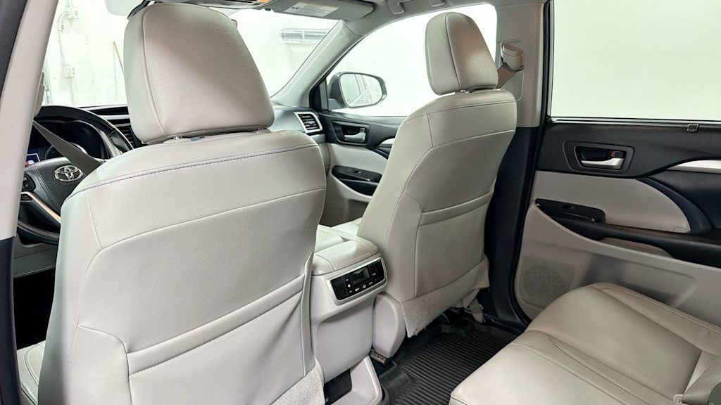 Thumbnail: 2017 Toyota Highlander - 32