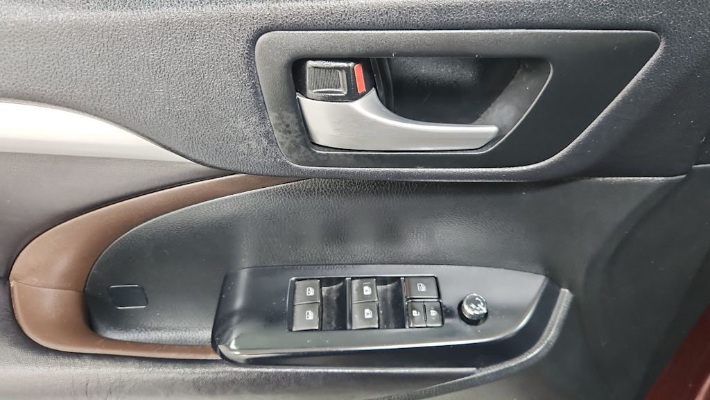 Thumbnail: 2016 Toyota Highlander - 26