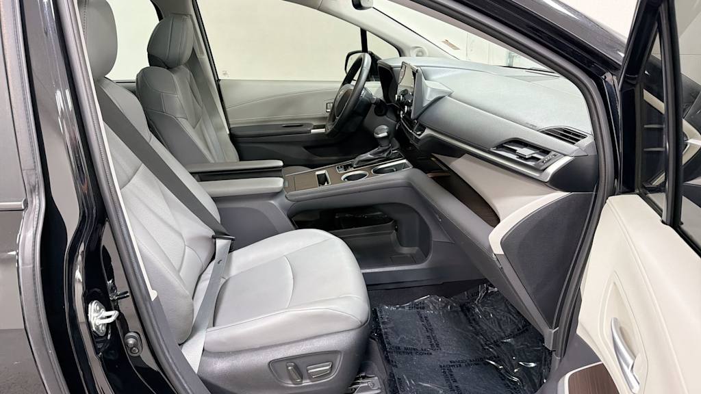 Thumbnail: 2022 Toyota Sienna - 33