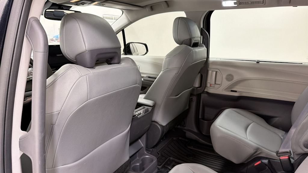 Thumbnail: 2022 Toyota Sienna - 31