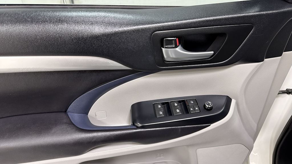 Thumbnail: 2017 Toyota Highlander - 26