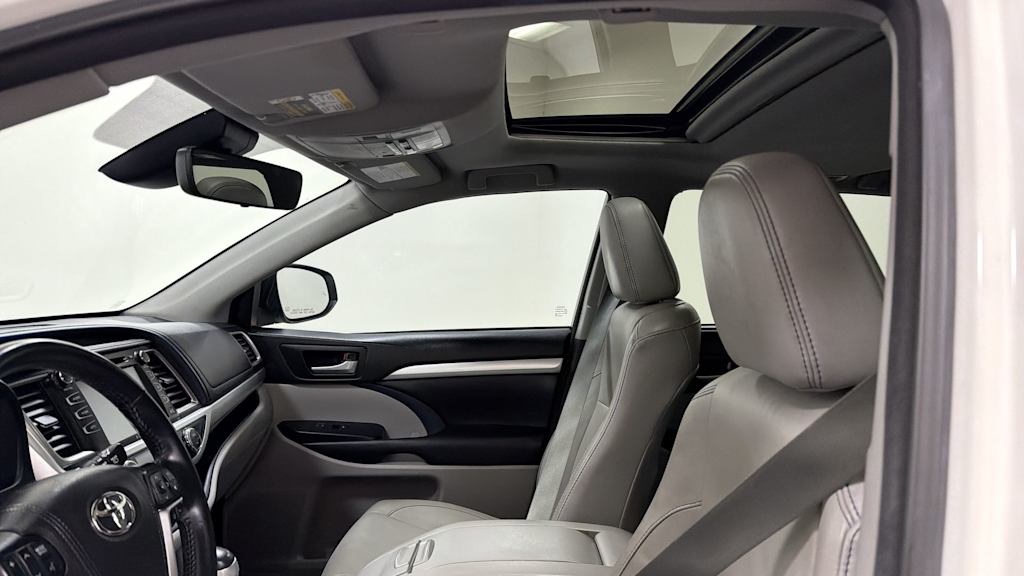 Thumbnail: 2017 Toyota Highlander - 30