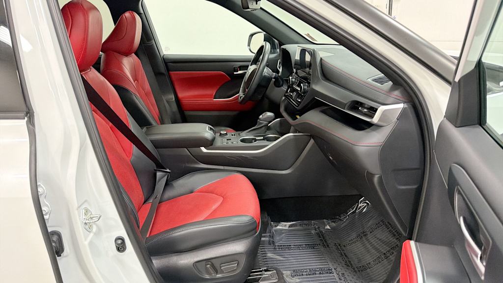 Thumbnail: 2023 Toyota Highlander - 33