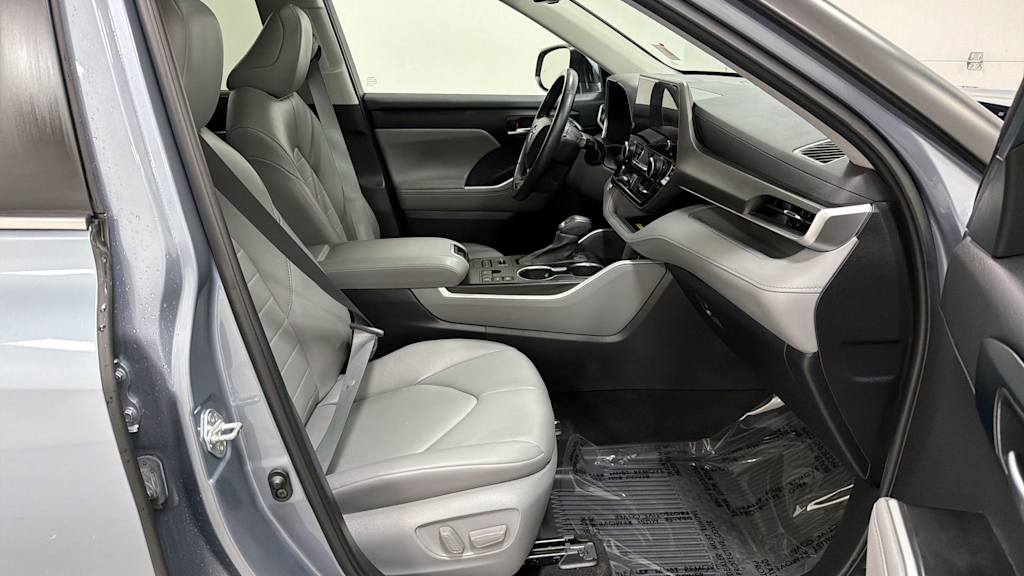 Thumbnail: 2023 Toyota Highlander - 33