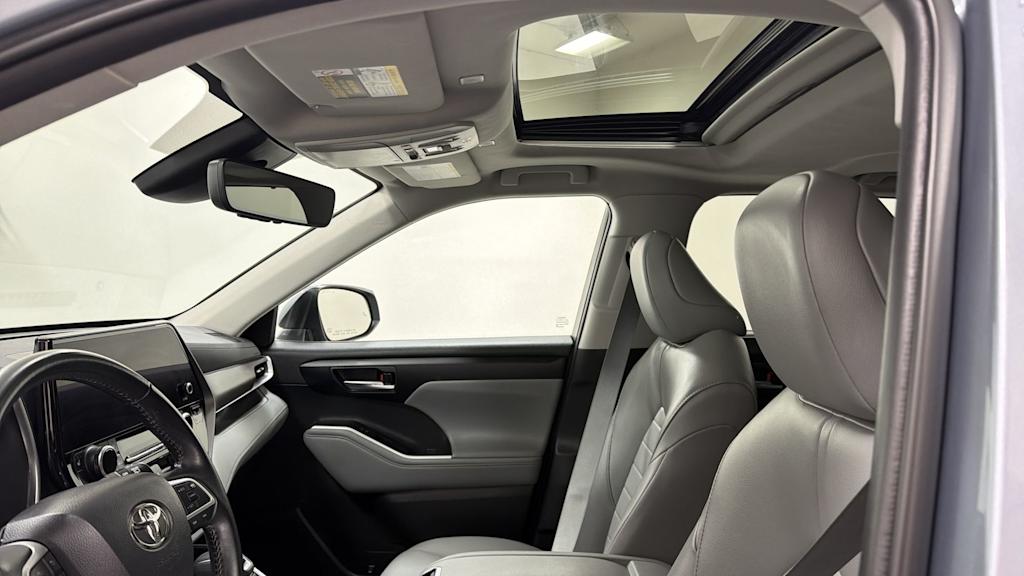 Thumbnail: 2023 Toyota Highlander - 11