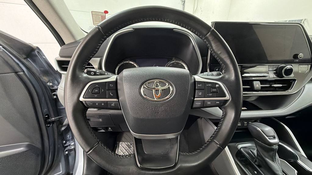 Thumbnail: 2023 Toyota Highlander - 9