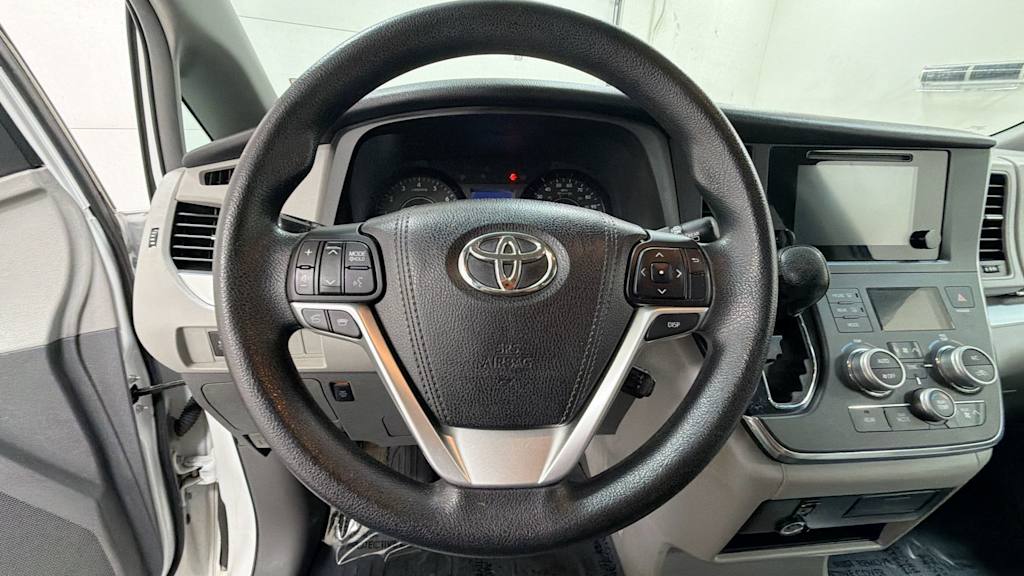Thumbnail: 2015 Toyota Sienna - 9