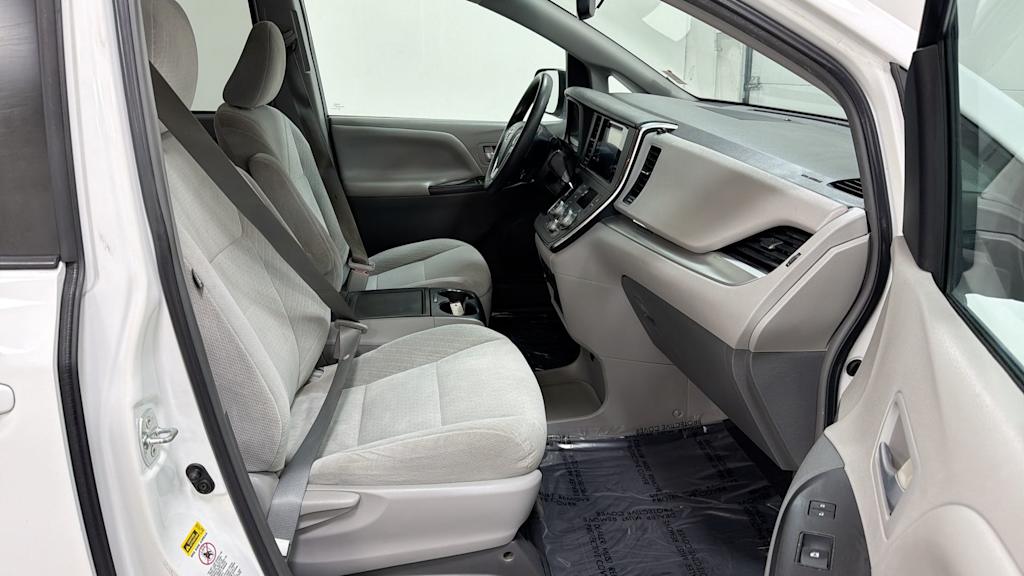 Thumbnail: 2015 Toyota Sienna - 11