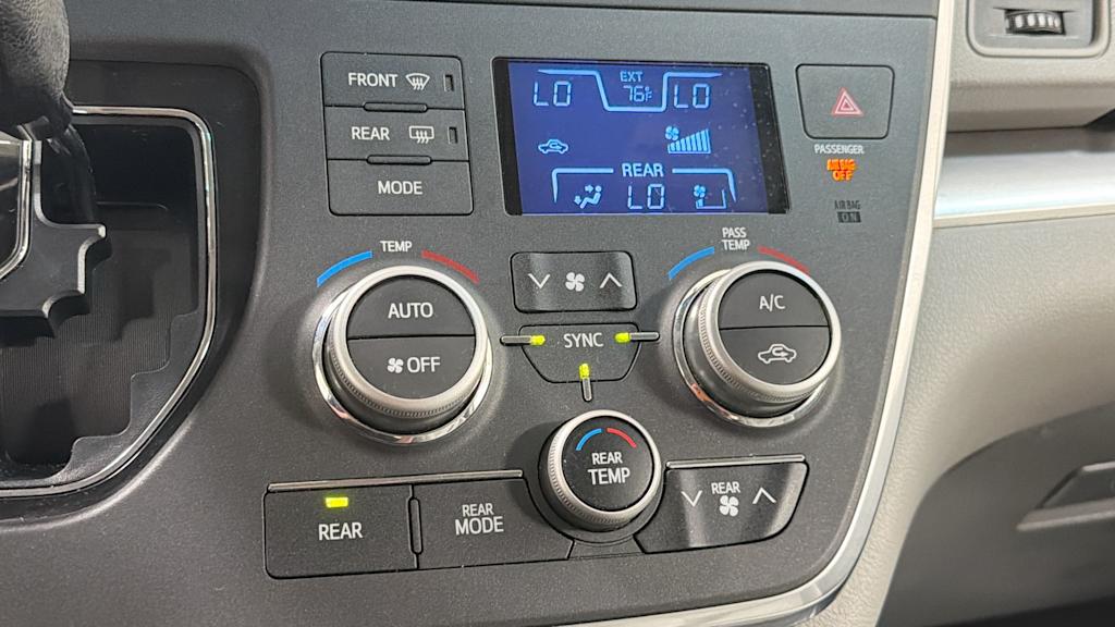 Thumbnail: 2015 Toyota Sienna - 27