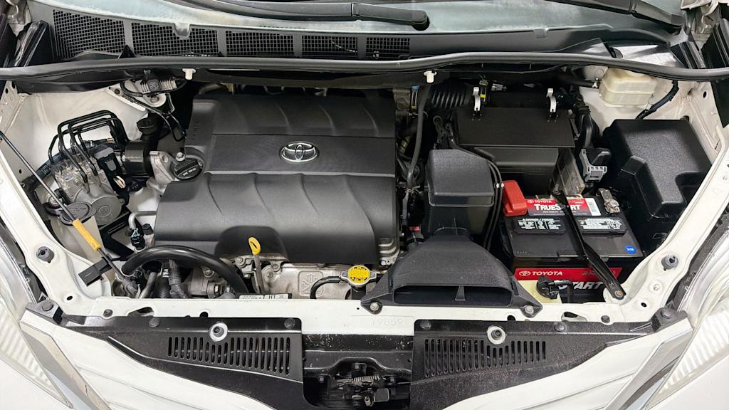 Thumbnail: 2015 Toyota Sienna - 8
