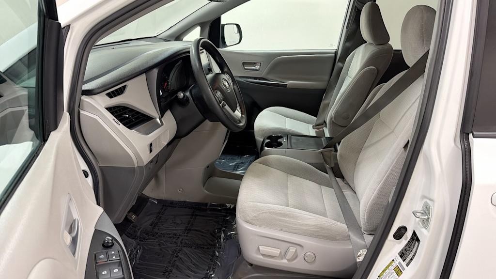 Thumbnail: 2015 Toyota Sienna - 10