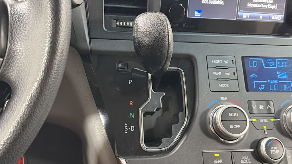 Thumbnail: 2015 Toyota Sienna - 28