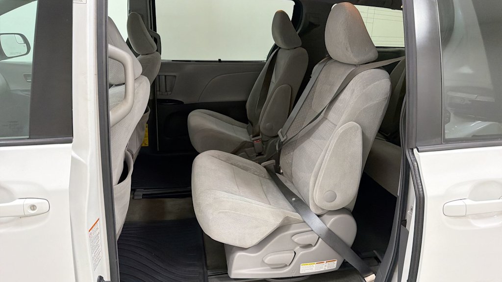 Thumbnail: 2015 Toyota Sienna - 12