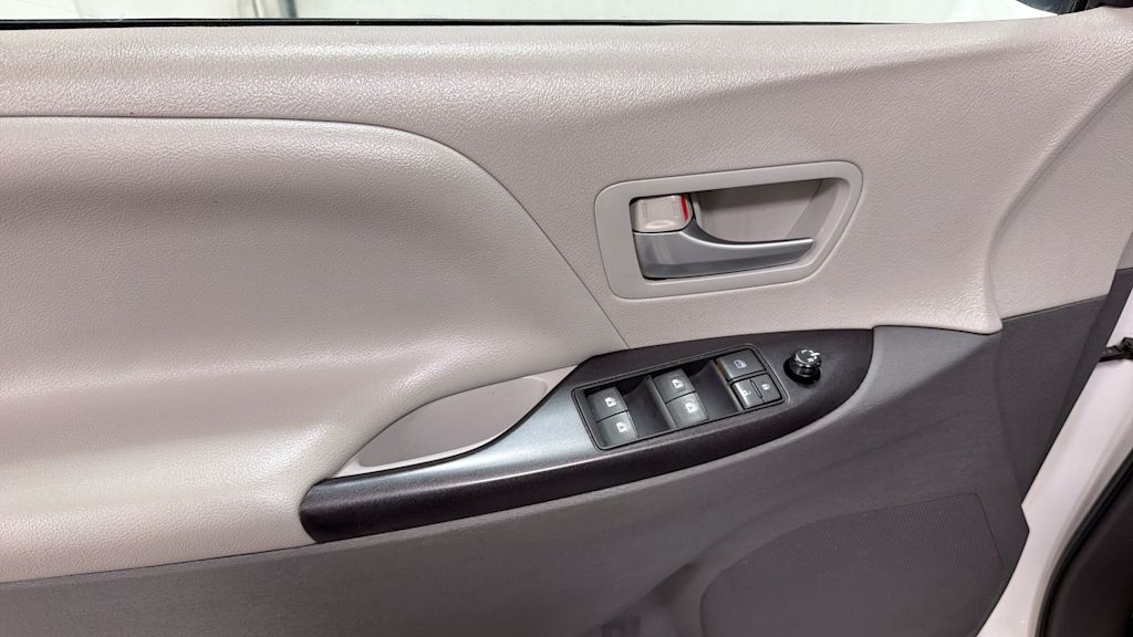 Thumbnail: 2015 Toyota Sienna - 25