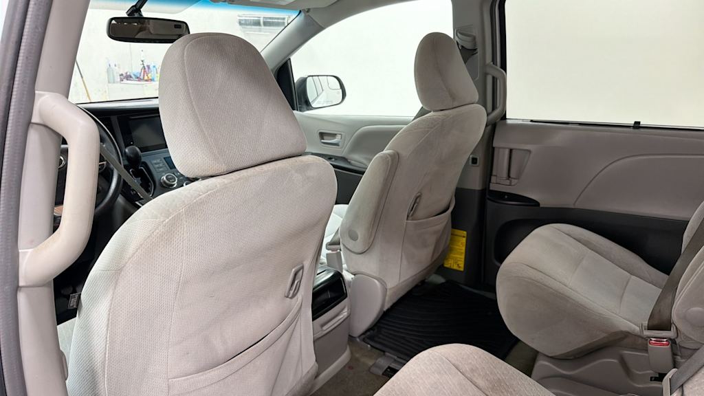 Thumbnail: 2015 Toyota Sienna - 31