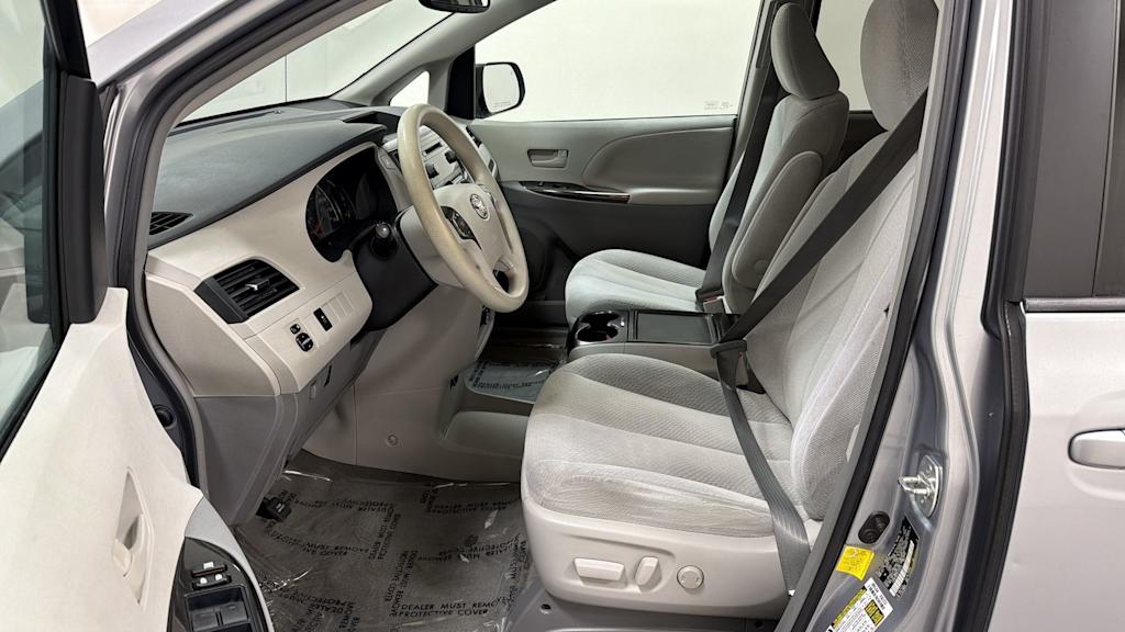 Thumbnail: 2013 Toyota Sienna - 11