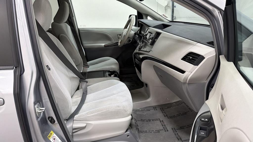 Thumbnail: 2013 Toyota Sienna - 31
