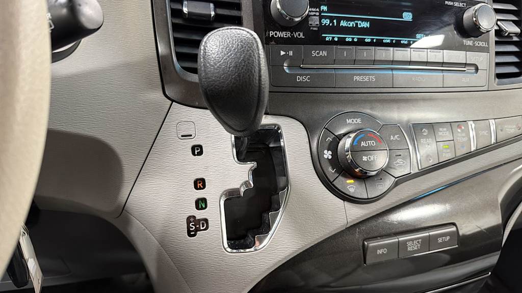 Thumbnail: 2013 Toyota Sienna - 28